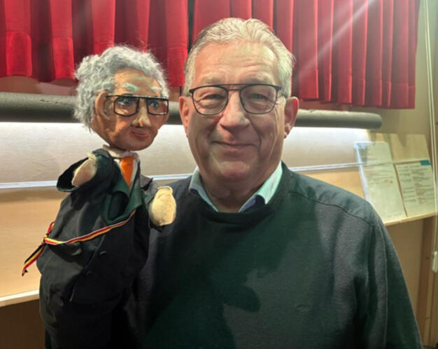 De burgemeester en zijn pop.